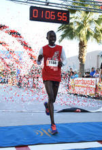 El corredor keniano Rerimoi Barsitei se agenció el Medio Maratón 21 K El Siglo de Torreón en la rama varonil.