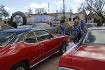 Decenas de coches antiguos y clásicos invadieron la Plaza IV Centenario.