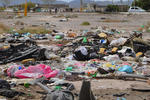 Fuera de control. En terrenos del fraccionamiento La Cortina de Torreón son escenarios comunes los montones de basura, fincas abandonadas y depósitos ilegales de desechos, los vecinos y comerciantes del sector afirman que desde hace varias administraciones municipales se les ha abandonado "a su suerte".