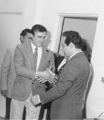 25022018 Melchor Rodríguez Mena saludando al Lic. Manlio Gómez Uranga en diciembre de 1986.