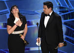 Kristen Anderson-Lopez y Robert Lopez aceptan el Oscar a Mejor Canción Original.