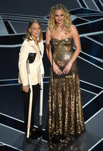 Jodie Foster y Jennifer Lawrence , presentan el premio a Mejor Actriz.