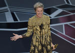 Jodie Foster y Jennifer Lawrence , presentan el premio a Mejor Actriz.