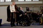 En 1982 Hawking fue condecorado con la Orden del Imperio Británico. Asímismo cuenta con otras 22 distinciones que datan desde 1966 hasta el 2015.