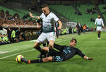 La ferrea marca de la defensa visitante estuvo en constante duelo con el atacante uruguayo.