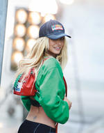 Britney luce una gorra de mezclilla, una sudadera y una mini mochila roja, todos los artículos con el tema del Tigre Bambú.
