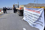 Los manifestantes piden en sus pancartas "no contratar empresas extranjeras que buscan mano de obra barata".