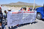 Ejidatarios muestran una manta como protesta en la que se señala a las empresas 'PRODIEL' y 'NOVAMPER'.