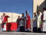 Ahí, el obispo, acompañado por el Vicario General José Luis Escamilla así como por otros sacerdotes, ofreció una celebración previa a la procesión rumbo a la catedral de Nuestra Señora del Carmen.