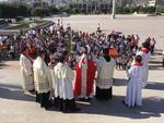 Para celebrar el Domingo de Ramos, el obispo de Torreón Luis Martín Barraza Beltrán ofreció un celebración en la Plaza Mayor en donde bendijo los ramos hechos de palma que llevaban los presentes.