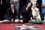 La actriz estadounidense Lynda Carter (c), la directora estadounidense Patty Jenkins (i) y Blaine Trump (d) recrean la pose de la "Mujer Maravilla".