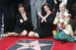 Lynda Carter (c), la directora estadounidense Patty Jenkins (i) y Blaine Trump (d) posan junto a la estrella.