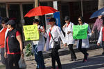 Los doctores portaron pancartas con leyendas de “No a la criminalización del acto médico. #TodosSomosLuis” y “Somos médicos, no somos delincuentes”. También lanzaron consignas de “El gremio unido jamás será vencido”.