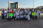 Los médicos se reunieron en la Plaza Mayor de Torreón.