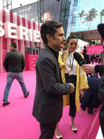 El actor, productor y director mexicano Gael García Bernal presentó en el Festival de Cannes, Francia su reciente serie, Aquí en la Tierra. En entrevista con los medios, Gael externó su postura sobre el cine y la televisión.