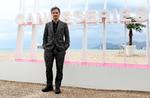 El actor, productor y director mexicano Gael García Bernal presentó en el Festival de Cannes, Francia su reciente serie, Aquí en la Tierra. En entrevista con los medios, Gael externó su postura sobre el cine y la televisión.
