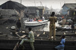 Por Jesco Denzel, muestra a un bote con turistas en Lagos Marina, mientras navegan por la comunidad de Makoko.