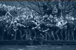 La imagen captada por el fotógrafo Oliver Scarff, ganador del primer premio de la categoría "Sports - Singles"; muestra a los miembros de equipos contrarios, los Up'ards y Down'ards, luchando por el balón durante el histórico y anual partido de fútbol Royal Shrovetide.