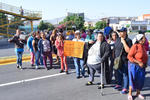 Ciudadanos de por los menos 6 colonias del sur de Torreón bloquearon el bulevar Independencia a la altura del Simas.