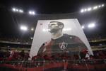 En las gradas del estadio Jalisco se desplegó una gigantesca manta con el rostro de Márquez impreso.