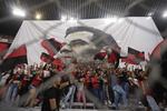 En las gradas del estadio Jalisco se desplegó una gigantesca manta con el rostro de Márquez impreso.