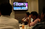 Periodistas observan el debate de los candidatos presidenciales a las elecciones.