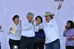 Estuvo rodeado de militantes de Morena y demás partidos que conforman la coalición Juntos haremos historia.