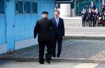 Los líderes coreanos estrechan su mano por primera vez en la historia.