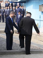 Los dos saludaron a continuación a los miembros de las delegaciones surcoreana y norcoreana, antes de fotografiarse todos juntos.
