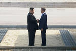 Los dos saludaron a continuación a los miembros de las delegaciones surcoreana y norcoreana, antes de fotografiarse todos juntos.