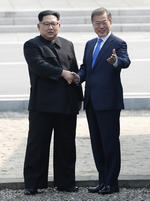Kim y Moon pasearon junto a una guardia de honor tradicional coreana que los acompañó, hacia Peace House, el edificio donde se celebra la cumbre.