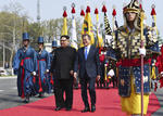 Los líderes coreanos estrechan su mano por primera vez en la historia.