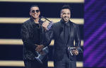 “Despacito” le otorgó a Luis Fonsi, Daddy Yankee y Justin Bieber seis premios en total, incluyendo “Hot Latin Song” Canción del Año; “Hot Latin Song” Colaboración Vocal; Canción del Año, Airplay; Canción del Año, Digital; Canción del Año, Streaming y Canción “Latin Pop” del Año.