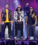 Daddy Yankee presentó el remix del tema Dura, junto a  Natti Natasha, Becky G y Bad Bunny