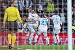 Los jugadores merengues celebran el gol de Karim Benzema.