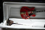 Una Gibson ES-335 en el féretro del guitarrista de rock and roll, Chuck Berry.