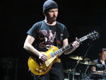 The Edge, guitarrista del grupo irlandés, tocando una Les Paul Studio 50s Tribute.