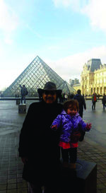 Jesús y su pequeña nieta, Isabela,
en el Museo de Louvre.