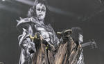 Dos "demonios" del staff del Hell and Heaven frente a una lona del bajista Gene Simmons y el vocalista Paul Stanley de Kiss