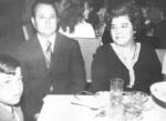 06052018 Ing. Roberto Schumm con sus papás, Roberto Schumm
(f) y Guadalupe Cerpa (f), en un convivio hace más de
tres décadas..