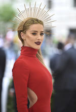 La actriz y ex esposa de Jonny Depp, Amber Heard, con un vestido rojo descubierto en la parte de la espalda baja.