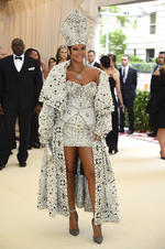 Rihanna con un conjunto cubierto de perlas y pedrería, además de un solideo.