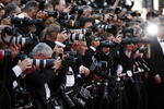 Decenas de fotógrafos disparando sus flashes en la alfombra roja.