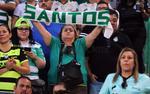 Las bufandas con la leyenda 'SANTOS' fueron alzadas entre manos para felicitar a su equipo tras la victoria.
