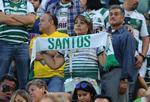 Las bufandas con la leyenda 'SANTOS' fueron alzadas entre manos para felicitar a su equipo tras la victoria.