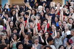 El poder femenino tomó ayer la alfombra roja de Cannes con un acto reivindicativo en el que 82 mujeres del cine -desde Jane Fonda a Claudia Cardinale, Salma Hayek, Marion Cotillard, Kirsten Stewar, o Cate Blanchett- representaron a las realizadoras que alguna vez han competido en el festival.