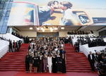 En total 82 personalidades del mundo del cine, tanto realizadoras y actrices como productoras, técnicos, guionistas, distribuidoras o agentes, que representaban a las 82 mujeres directoras cuyas películas han competido en las 71 ediciones del Festival de Cannes.