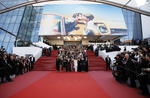 El poder femenino tomó ayer la alfombra roja de Cannes con un acto reivindicativo en el que 82 mujeres del cine -desde Jane Fonda a Claudia Cardinale, Salma Hayek, Marion Cotillard, Kirsten Stewar, o Cate Blanchett- representaron a las realizadoras que alguna vez han competido en el festival.