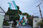 Por las calles de las principales vías tanto de Torreón, Gómez Palacio y Lerdo se observaron a los automovilistas que desfilaban haciendo sonar sus claxon y ondeando banderas del equipo local.