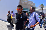 Al tiempo que llegaron, jugadores del equipo, entre ellos Lozano, tuvieron tiempo para tomarse fotos con la afición.